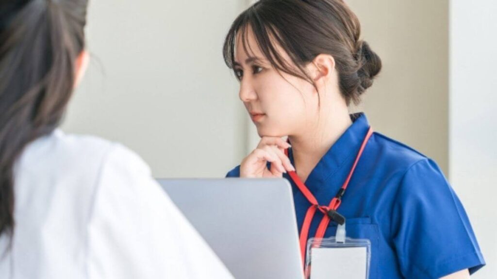同僚との真剣に話す制服姿の女性