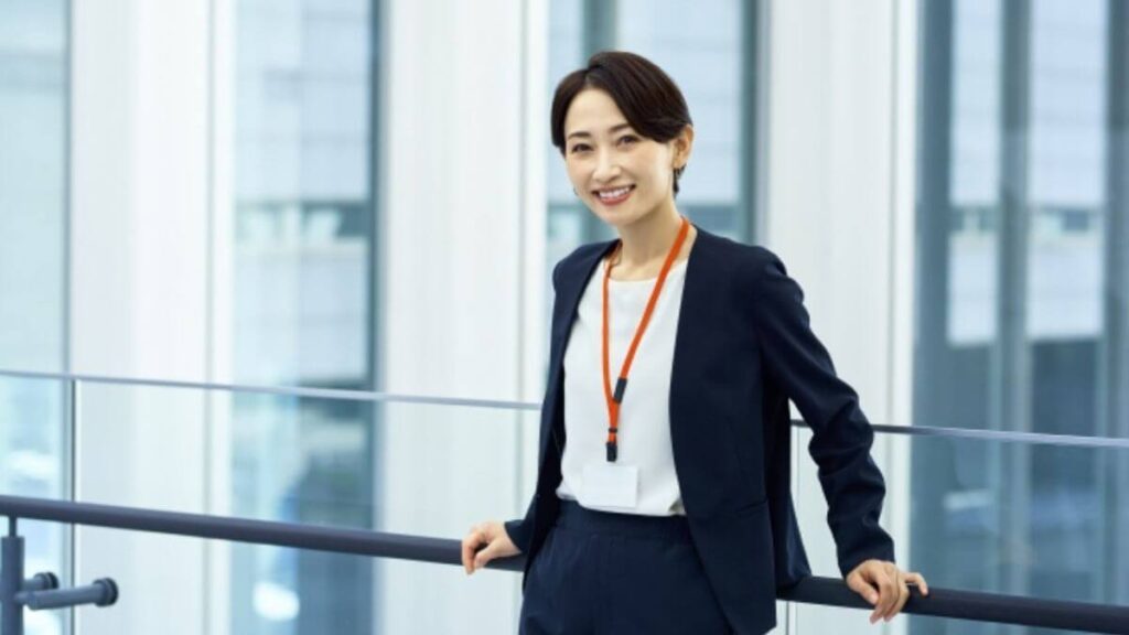職場で笑顔を見せるスーツ姿の女性