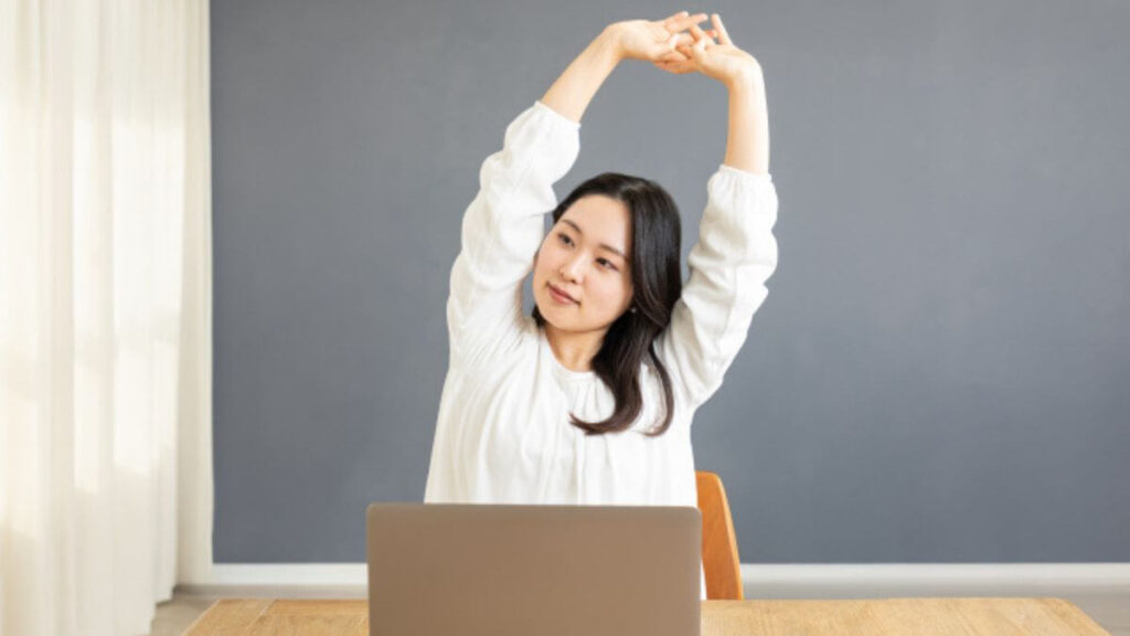 腕を上げリラックスする若い女性