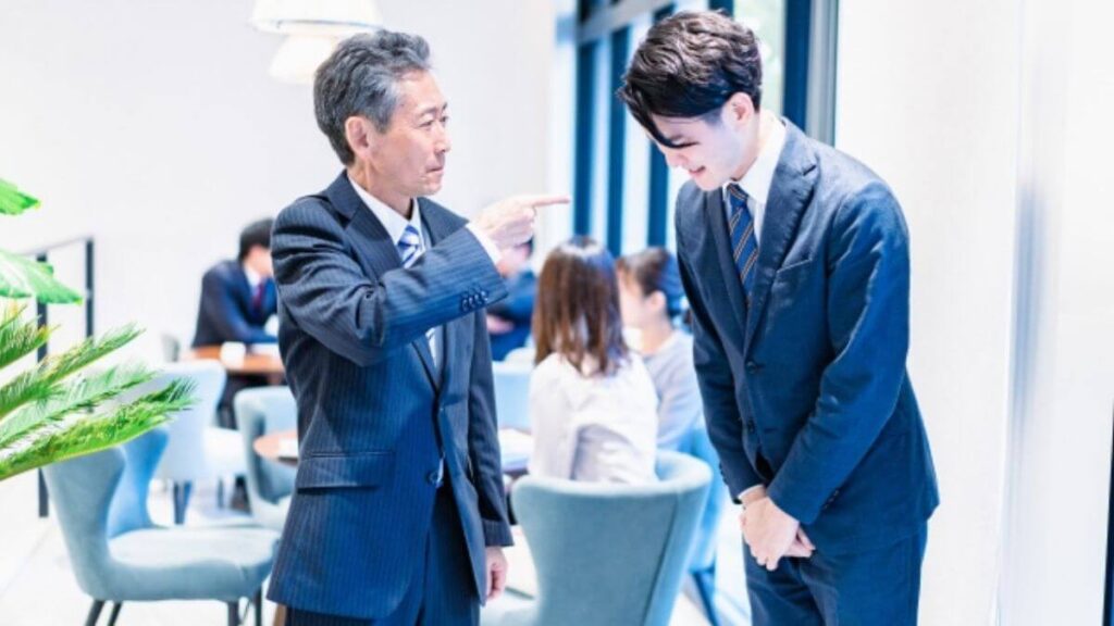 上司に怒られるスーツ姿の若い男性