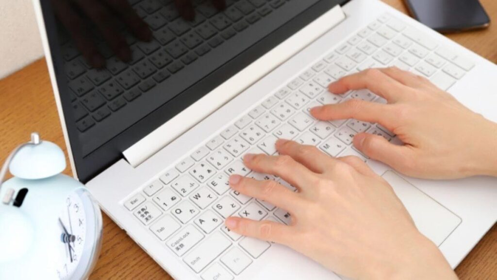 自宅でパソコン作業をする男性