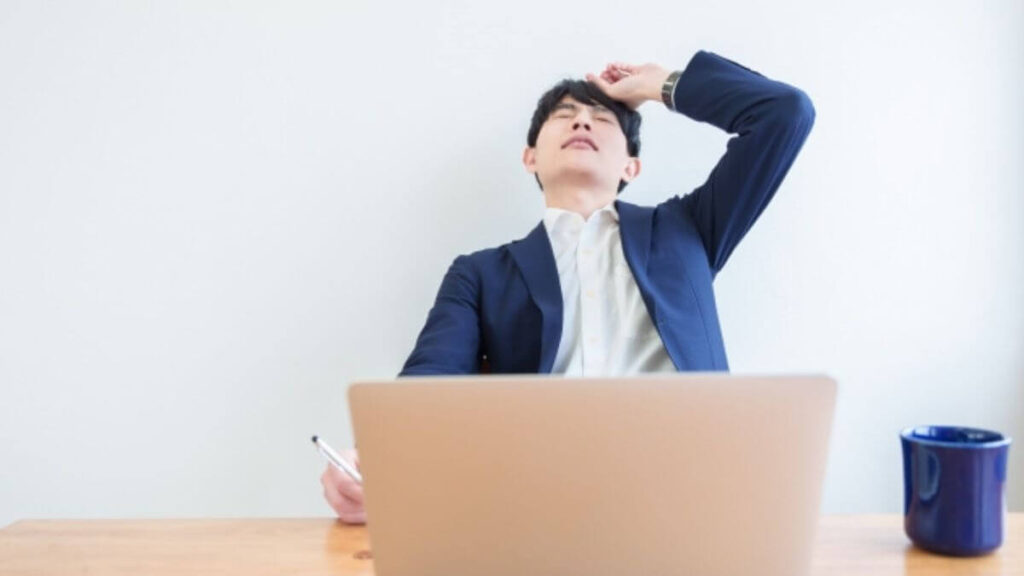 失敗を嘆くスーツ姿の若い男性