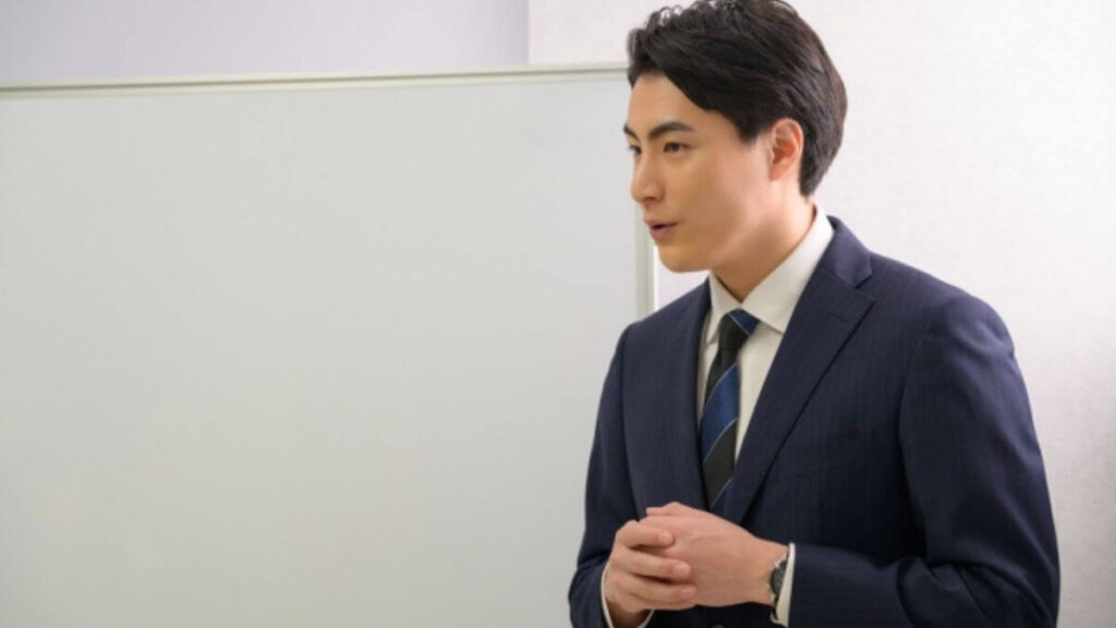 説明をするスーツ姿の若い男性