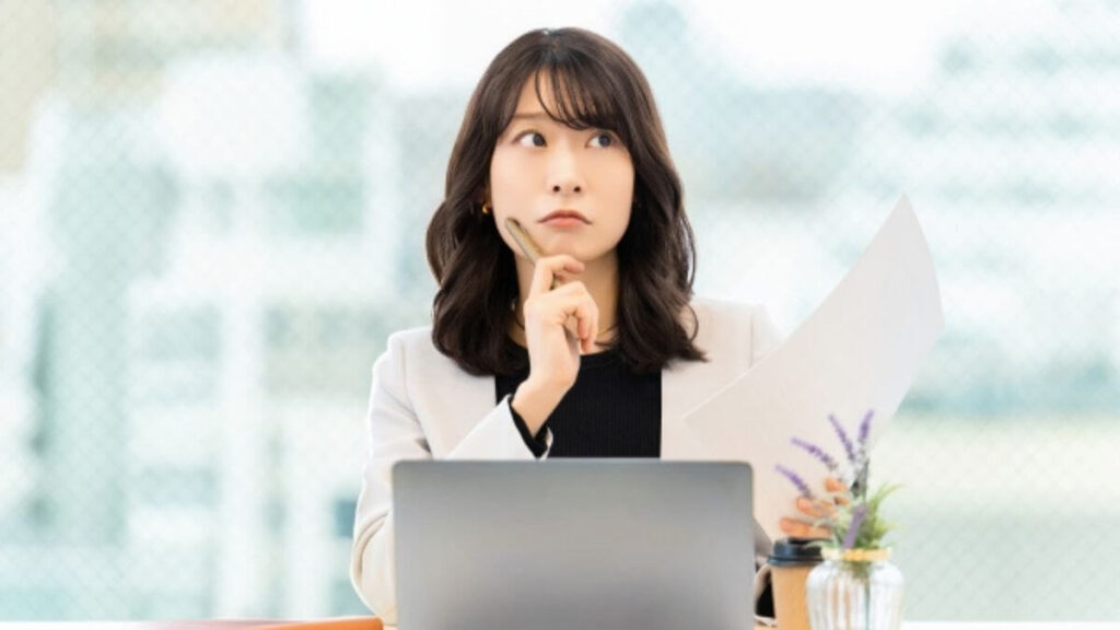 働きながら疑問を感じる若い女性