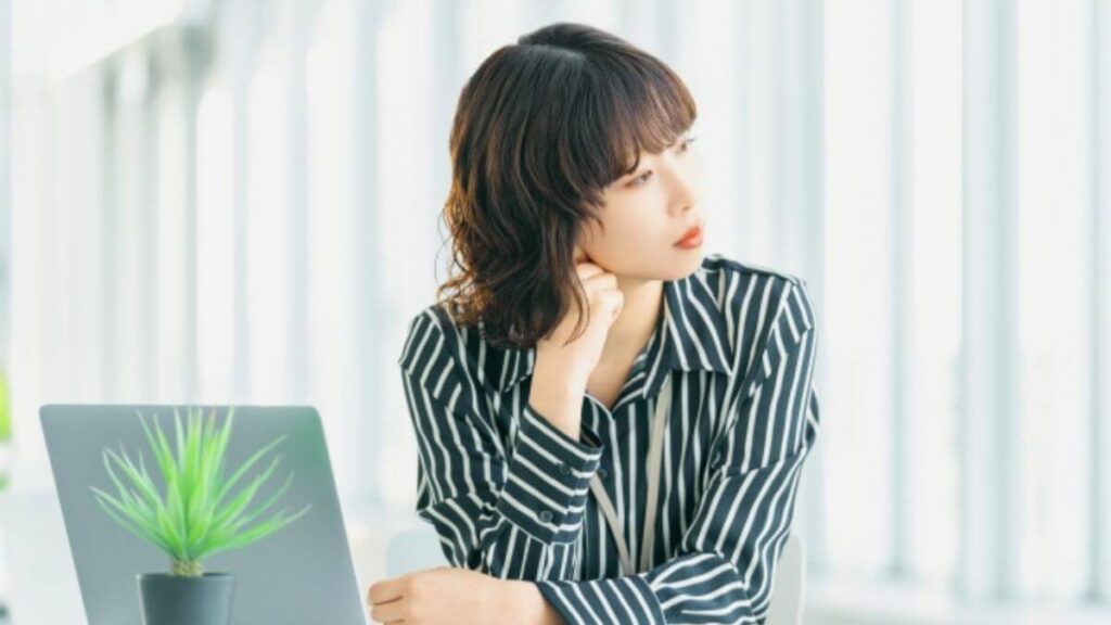 職場のストレスから遠くを見つめる女性