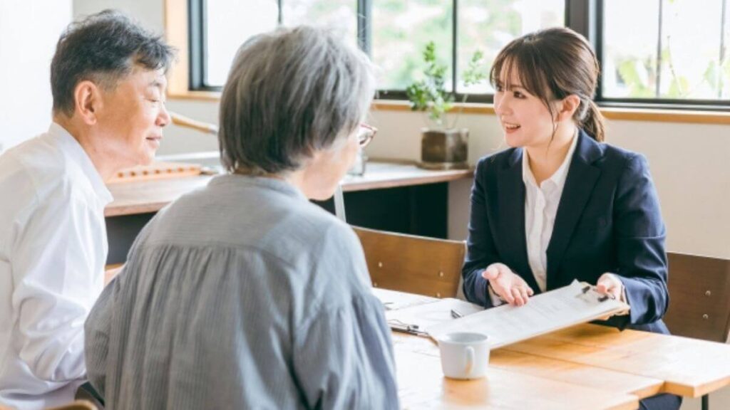 お客さんに説明をするスーツ姿の若い女性
