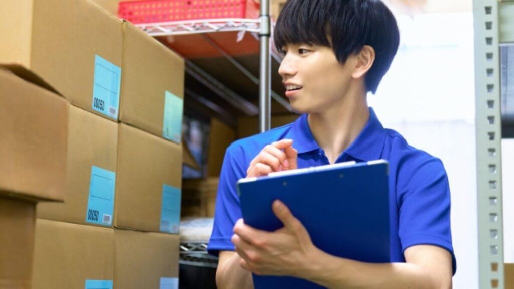 配送の仕事をする作業着姿の若い男性