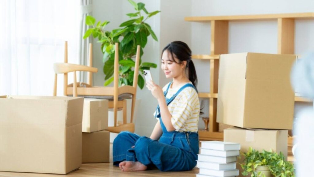 引っ越し準備をする若い女性