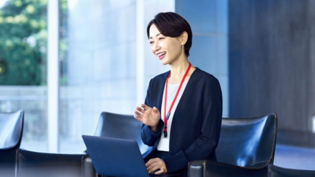 活き活きとした表情でプレゼンする女性