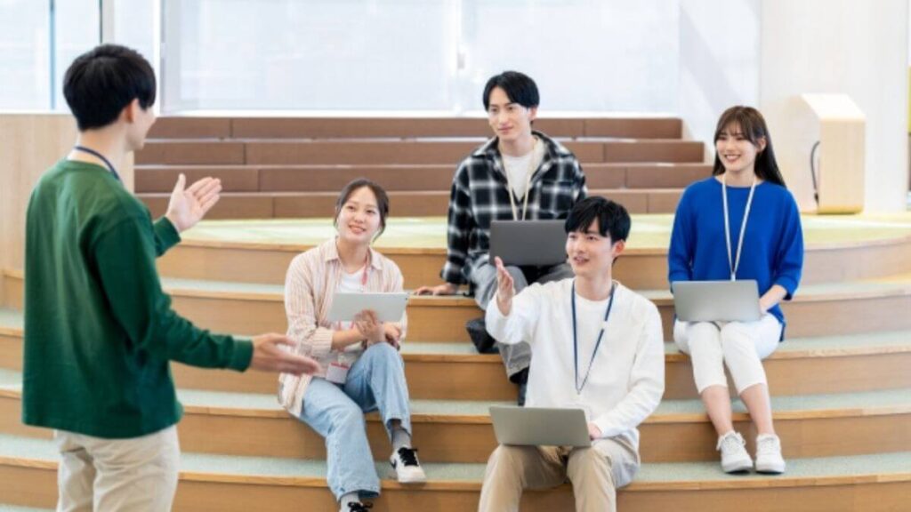 若い世代の社員が集まって会議をしている