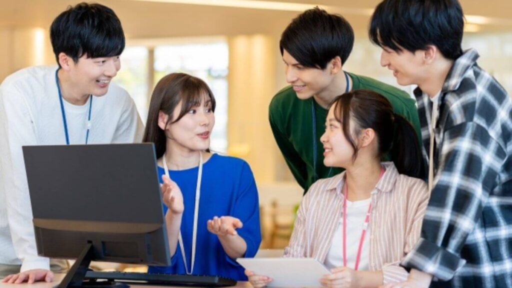仕事中に充実した表情をする若い女性