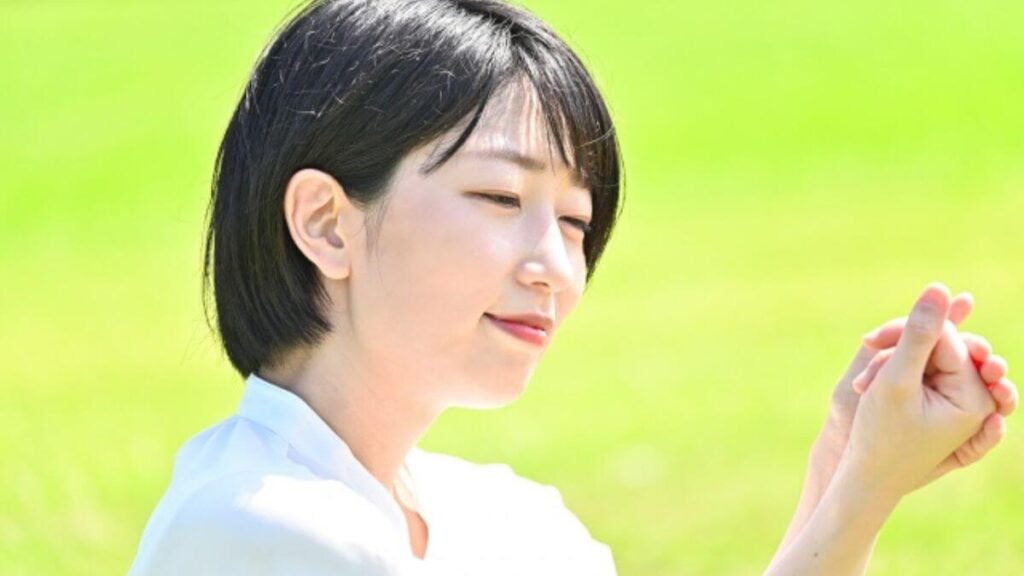 公園でにこやかに過ごす若い女性
