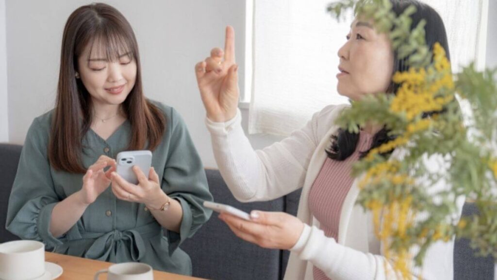 喫茶店で仲良く話す中年女性2人