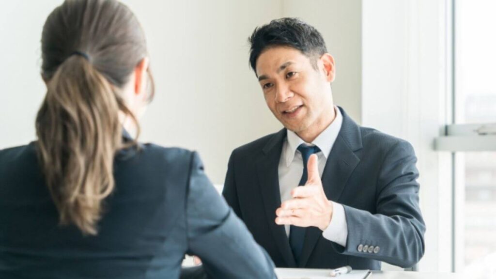 転職エージェントの話を聞くスーツ姿の女性